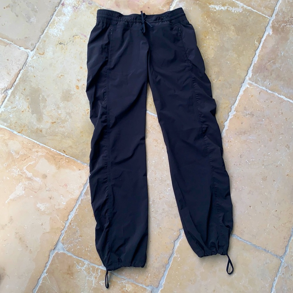 Athlete ruched side joggers with elastic waist and 4 zippered pockets. So cool.